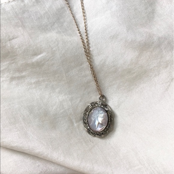 Vintage Jewelry - VINTAGE/ cameo necklace